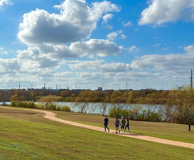 Building Photo - 307 Lakemont Dr