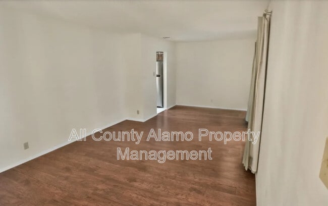 Building Photo - 7558 Ledgebrook Dr