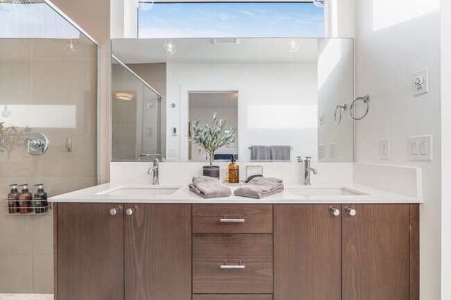 Building Photo - 1215 E Union St