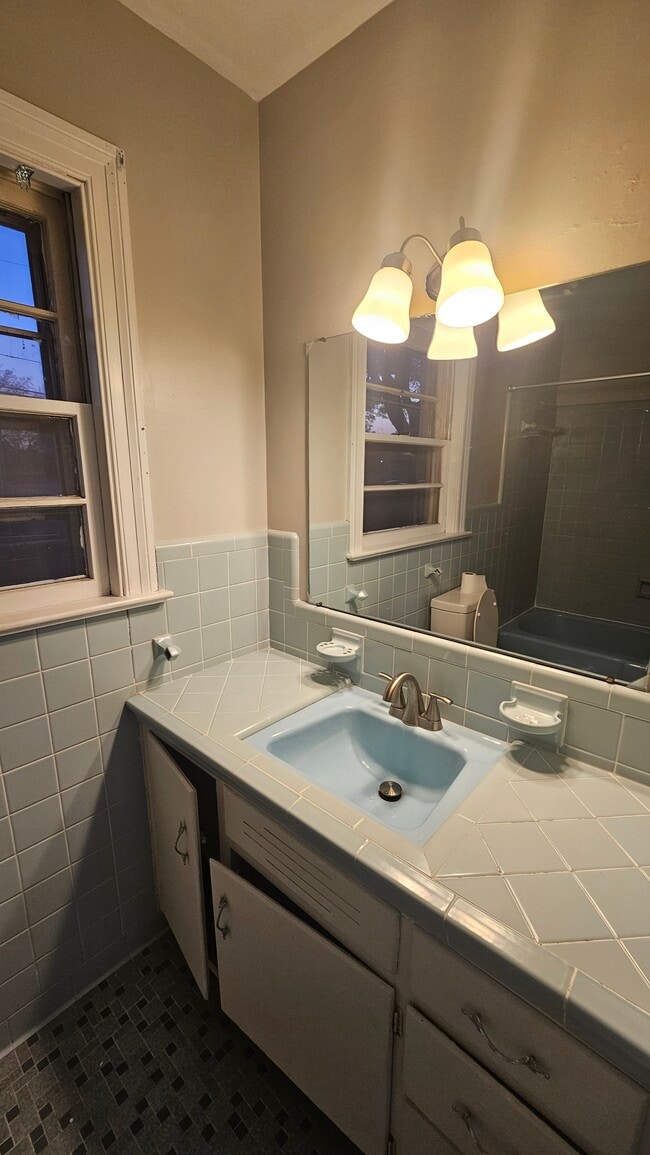 Building Photo - 202 N Caswell St