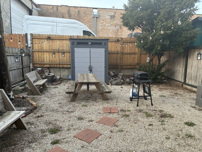 Building Photo - 544 W Cullerton St