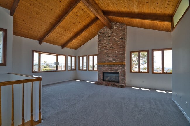 Building Photo - 4 Bed 2.5 Bath Home in Hermosa Beach For L...