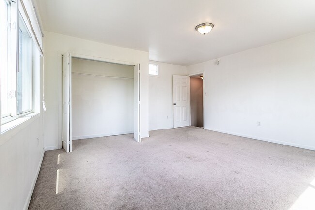 Building Photo - 635 McLain St