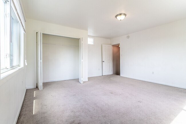 Building Photo - AVAILABLE JUNE 2026 - Beautiful, 3 Bed House with Huge Deck and Yard!