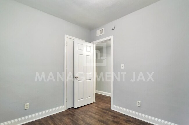 Building Photo - 1520 W 25th St