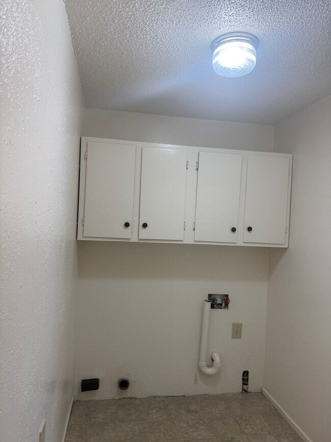 Building Photo - 715 Bluff Ave SW