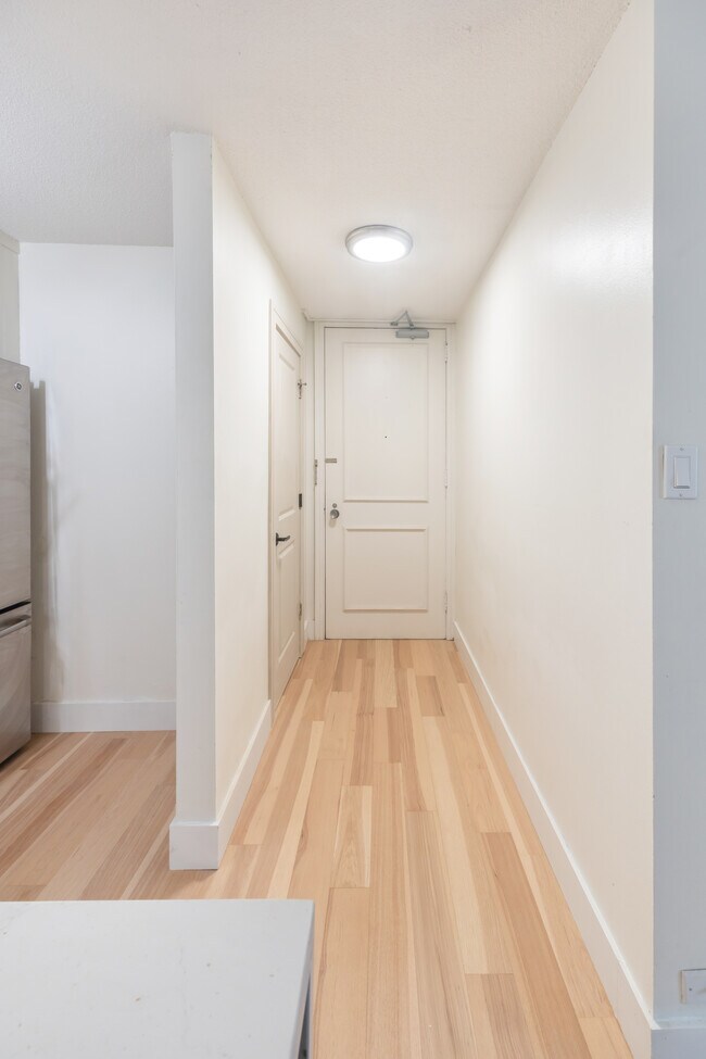 Building Photo - 1339 N Dearborn 2B