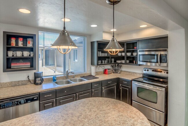 Building Photo - Spacious 4BR in Tucson