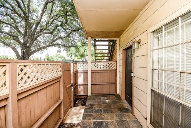 Building Photo - 2626 Holly Hall St