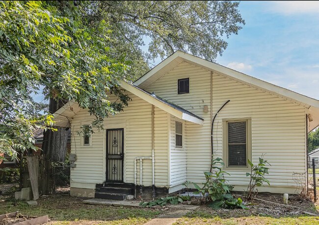 Building Photo - 666 E Gage Ave