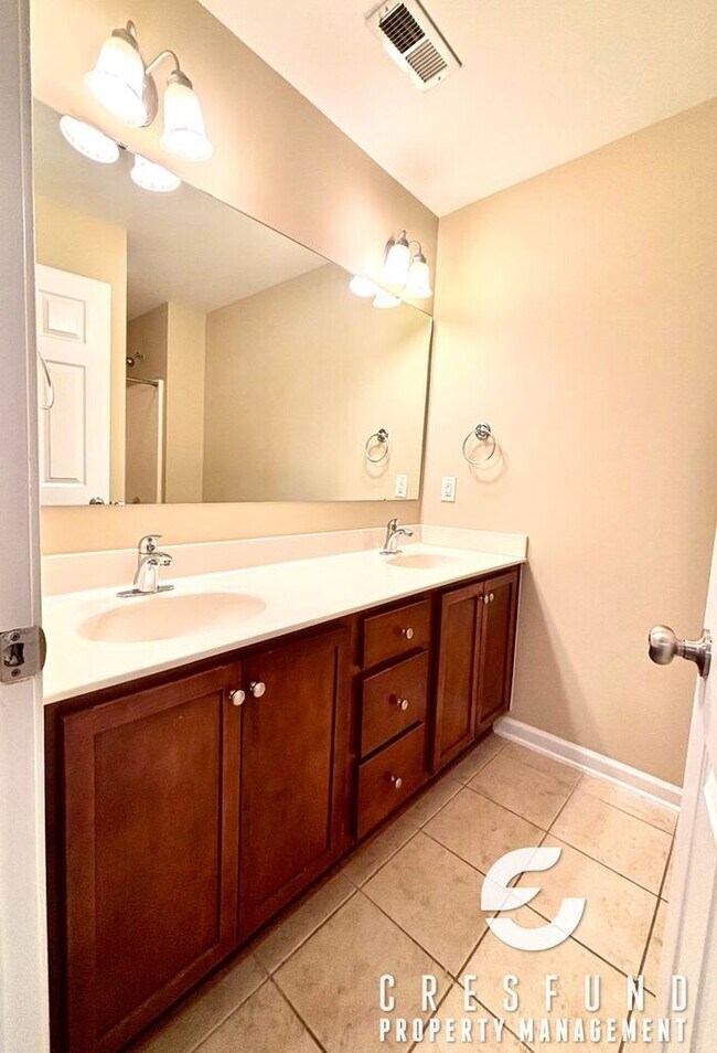 Building Photo - NEW PAINT AND LVP FLOORING! BEAUTIFUL 3 BE...