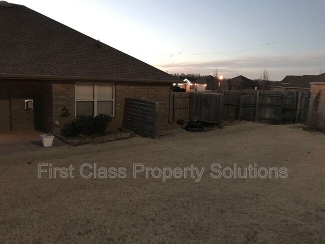 Building Photo - 3500 Arcadia Dr