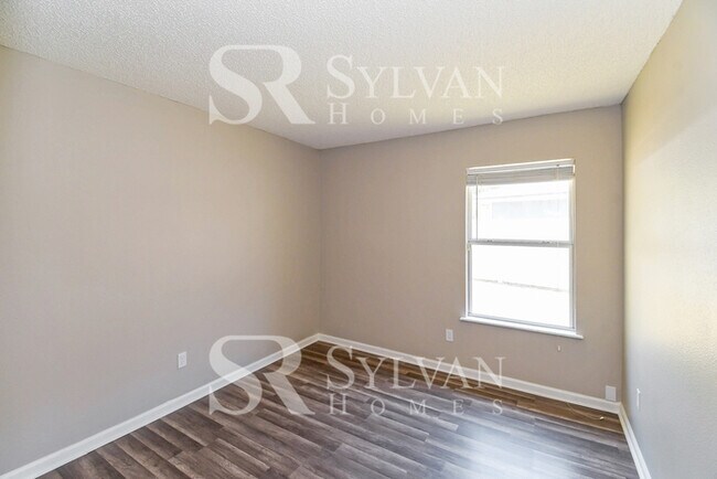 Building Photo - This charming home is move-in ready