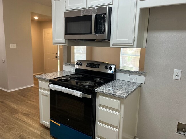 Building Photo - SPACIOUS 3/2/1 DUPLEX