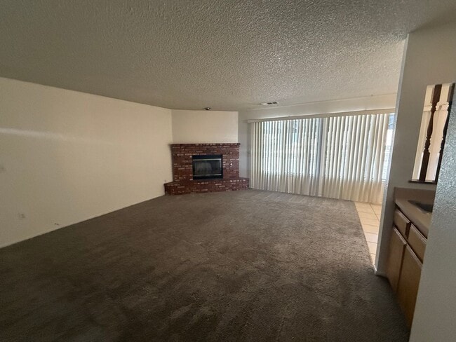 Building Photo - Silverlake's Home- 3 Bedrooms, 2 Bathrooms...