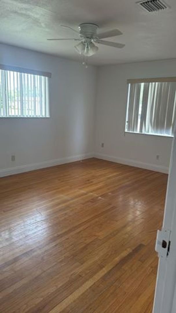 Building Photo - 117 SE 4th Ave