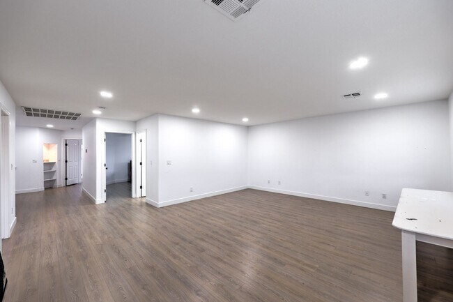 Building Photo - Beautiful 4BR / 3BA Corner-Lot Home with Designer Finishes