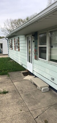 Building Photo - Large Garage