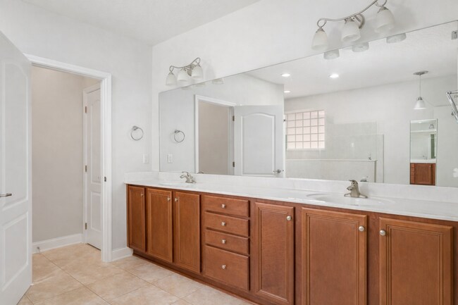 Building Photo - 4 Bedroom in Ideal Neighborhood!!