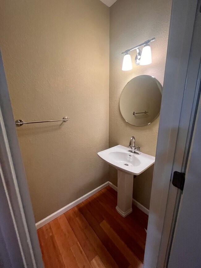 Building Photo - 7bed/6.5bath + 3 car garage and carport