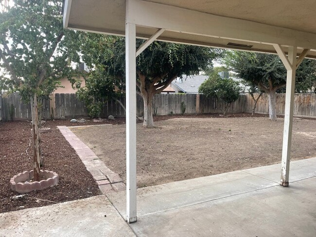 Building Photo - Spacious Home in Porterville