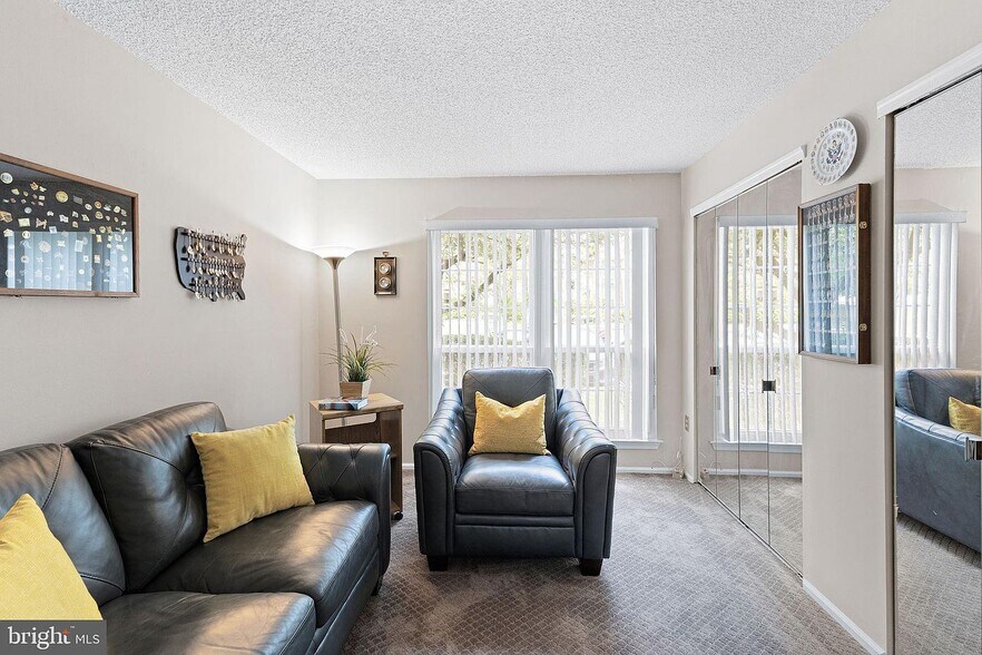 Building Photo - 14 Cheverny Ct