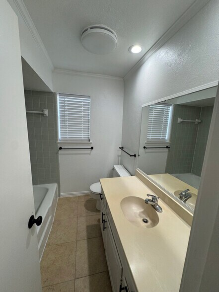 Building Photo - 900 S Weatherred Dr