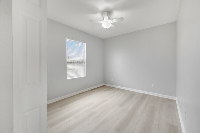 Building Photo - End Unit in Lake Washington Townhomes!!