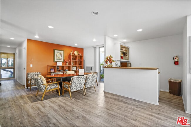 Building Photo - 5245 Coldwater Canyon Ave