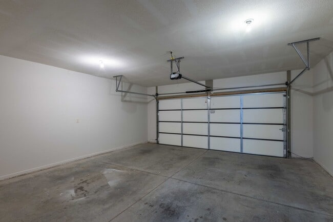 Building Photo - 3 BED, 2 BATH, 2 CAR GARAGE DUPLEX - Avail...