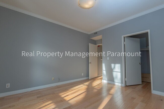 Building Photo - Don't miss out! 2 Bed 2 bath ready to go!