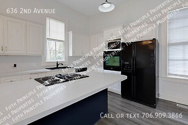 Building Photo - 636 2nd Ave