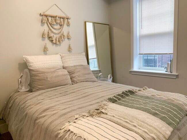 Building Photo - 33 Anderson St