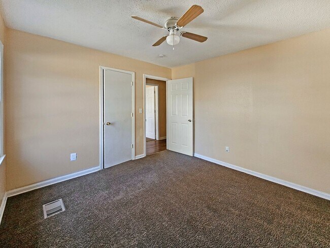 Building Photo - 4/2 Ranch with Fenced Yard - Housing Vouch...