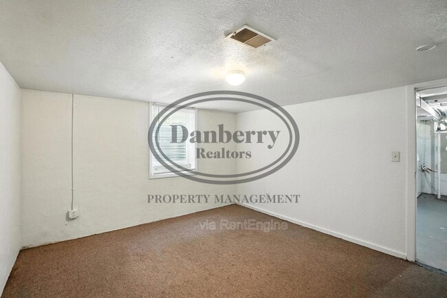 Building Photo - 822 Searles Rd