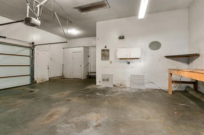 Building Photo - Updated 2 Bed Home with Large Attached Garage