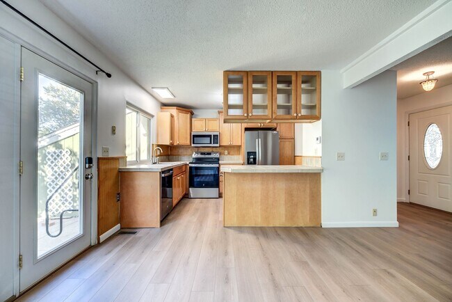 Building Photo - Live the Lake Lifestyle! 3-bedroom, 1.5-ba...