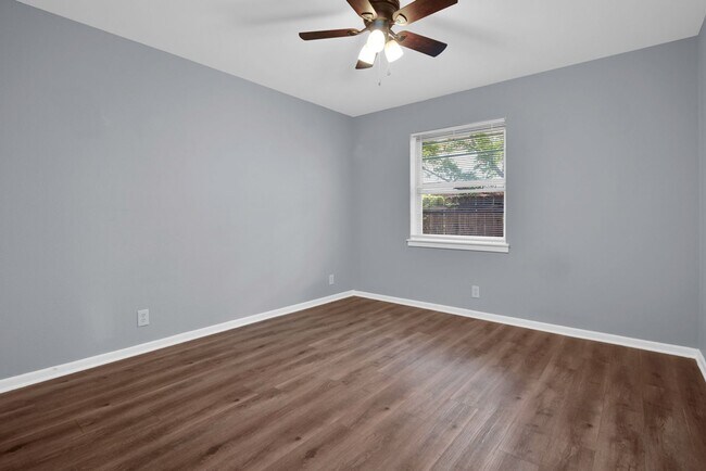 Building Photo - 3/2/2 in Quiet Sherman Neighborhood Near Fairview Park!