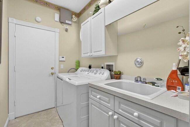 Building Photo - 10880 Northgreen Dr
