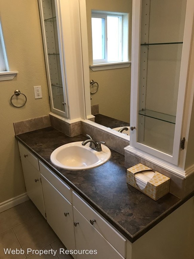 Building Photo - 115 SE 12th Ave