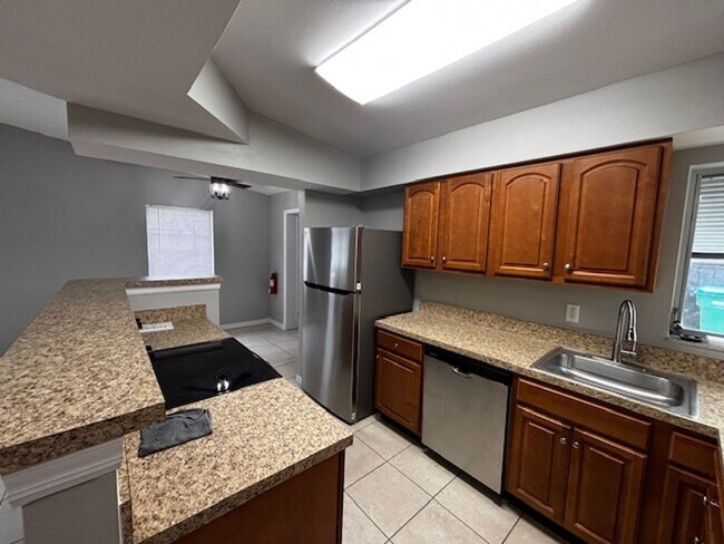 Building Photo - 2 or could be 3 bedroom -1 bath home in Deltona