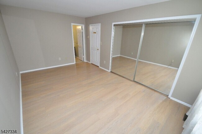 Building Photo - 352 Greenbriar Dr