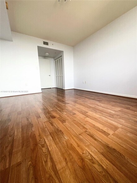 Building Photo - 19501 W Country Club Dr