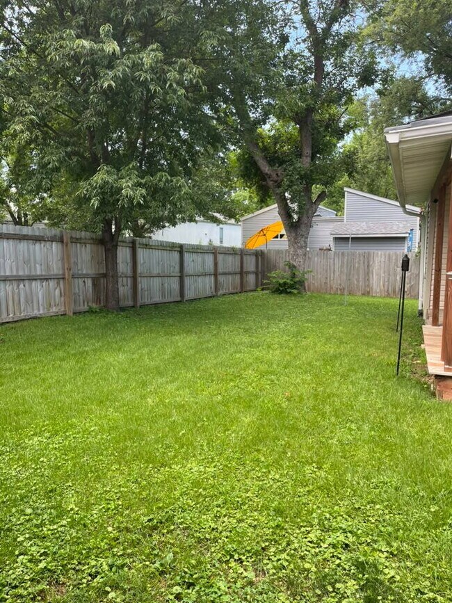 Building Photo - "Spacious 3 Bedroom/2 Bath Home in Florissant!"  Available for Move-In on 8/15/2026