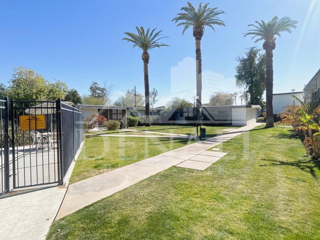 Building Photo - 3242 E Camelback Rd