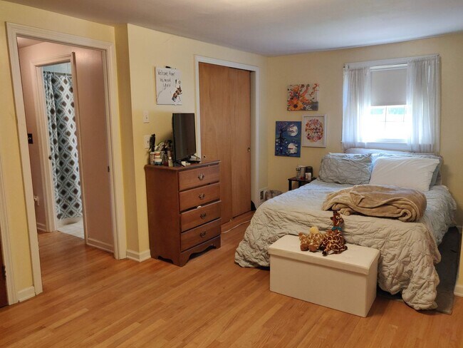 Building Photo - 4-Bedroom Home for Rent in the Heart of Si...