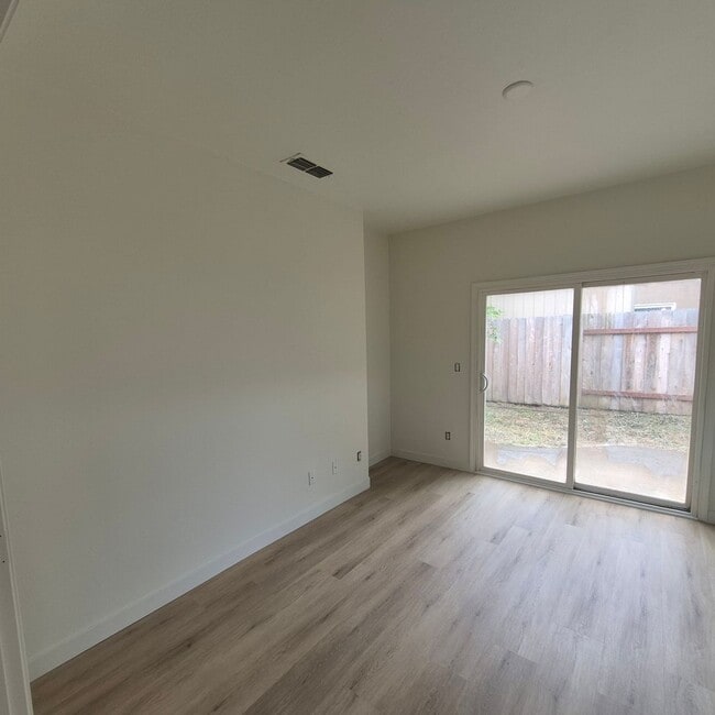 Building Photo - Single story Elk Grove home, 4 bedrooms, 2 baths; nice floor plan