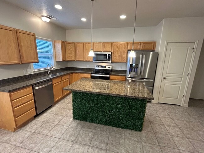 Building Photo - 2 Master Suites, 2.5 Bath Condo in West Jordan