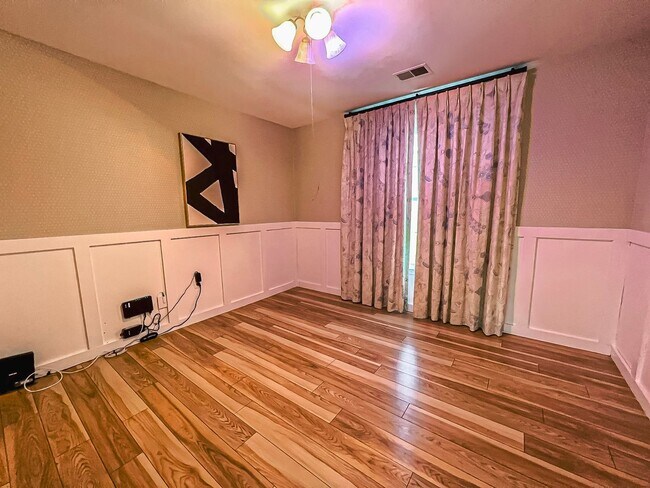 Building Photo - Magnificent 5 Bed 3 Bath Colonial Home Sit...