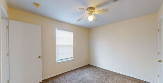 Building Photo - AVAILABLE NOW! - FULLY FURNISHED